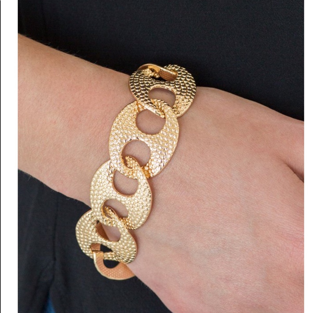 Bracelet not contain nickel or lead.